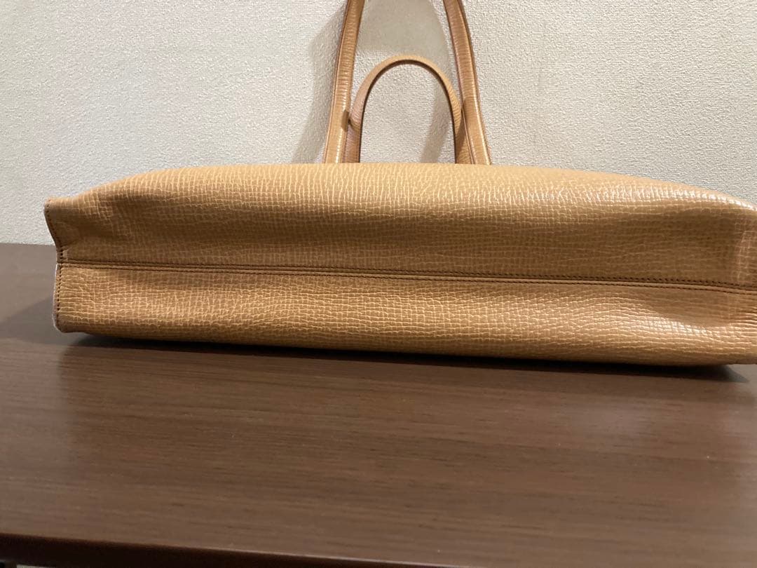 美品 ロエベ レザー キャメルのビジネスバッグ（男女使用可能です）