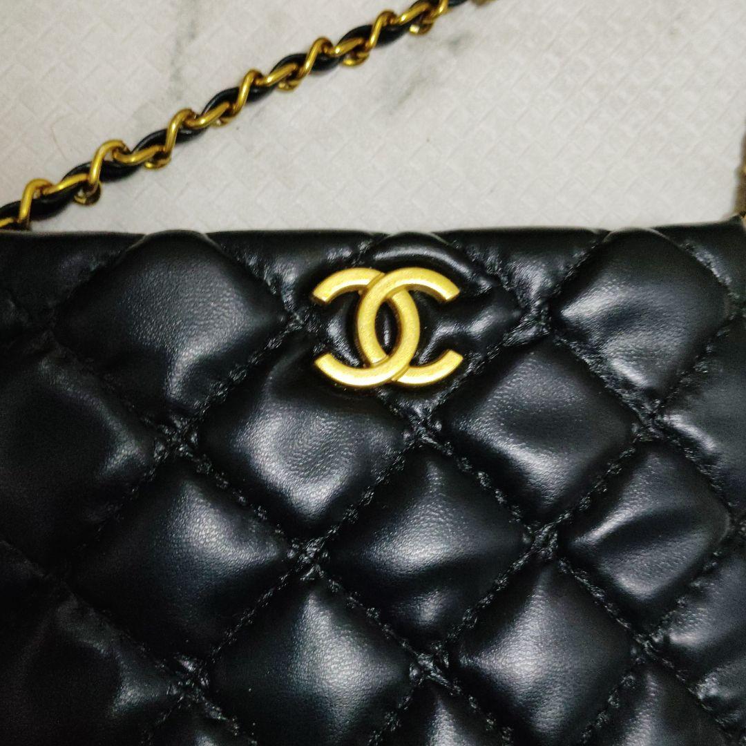 ソラ出品ノベルティー CHANEL ブラック キルティングスマホショルダー
