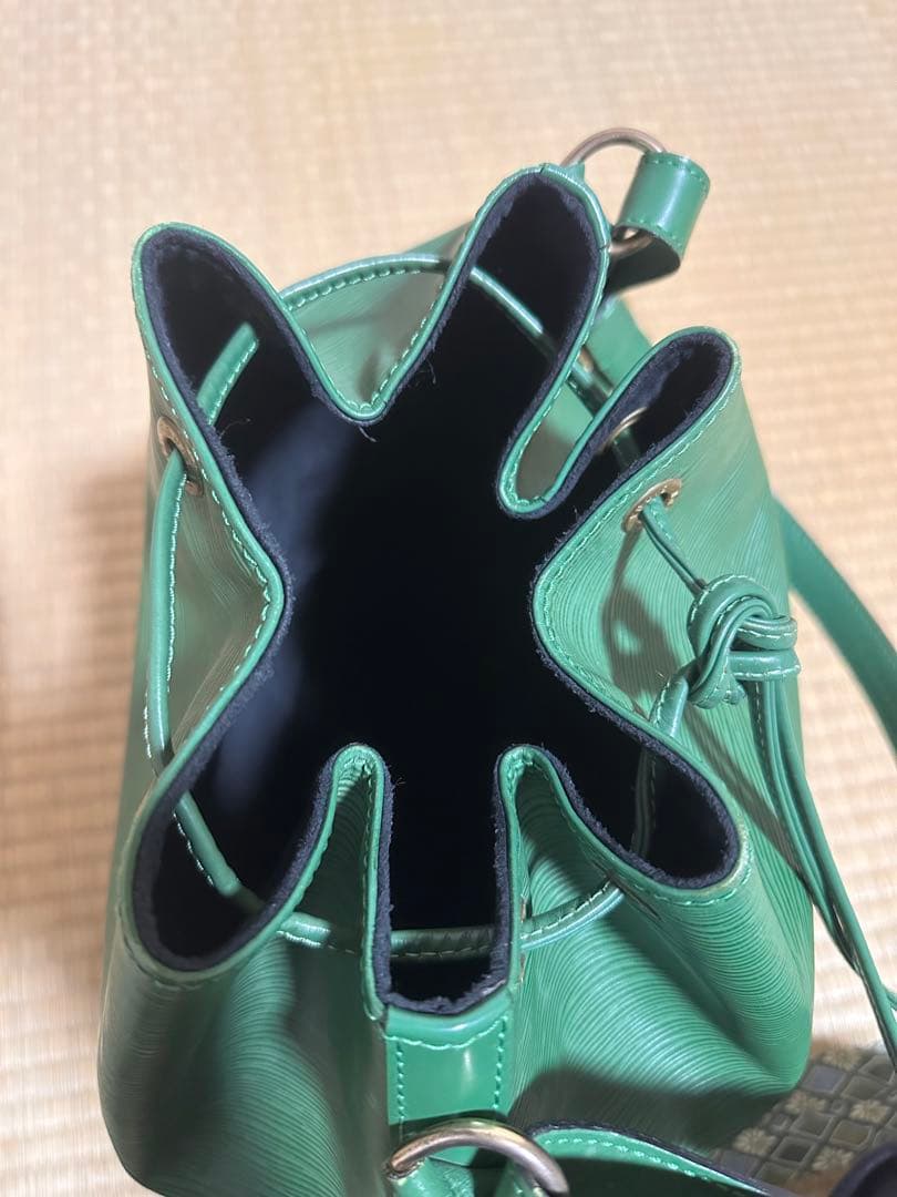 Louis Vuitton エピ プチノエショルダーバッグ