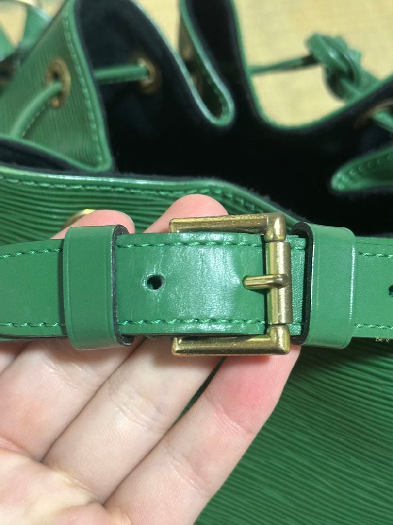 Louis Vuitton エピ プチノエショルダーバッグ