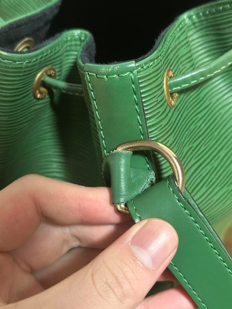 Louis Vuitton エピ プチノエショルダーバッグ