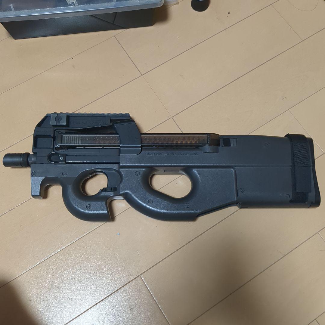 東京マルイFN P90電動ガン　18歳以上　マガジン四本&マガジンポーチ付き