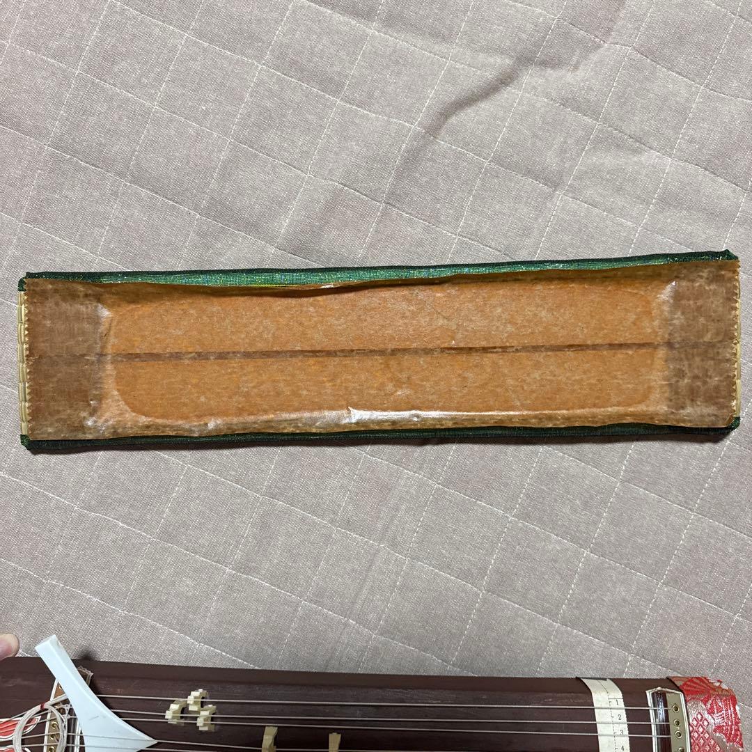 木製琴 13弦 赤い装飾付き