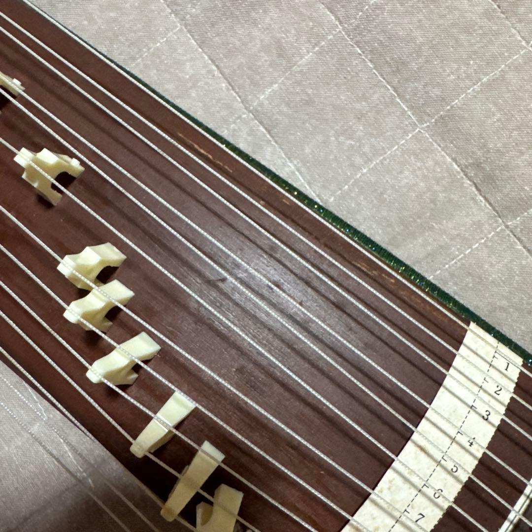 木製琴 13弦 赤い装飾付き
