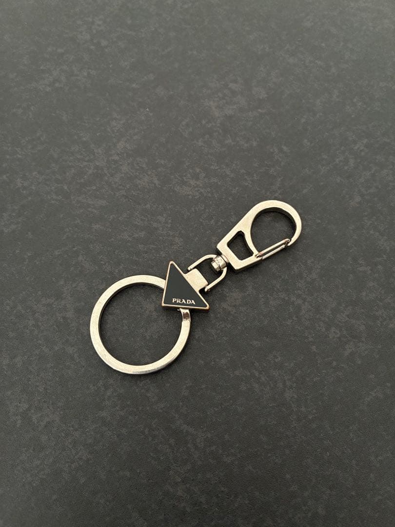 PRADA/エナメルメタルキーリング