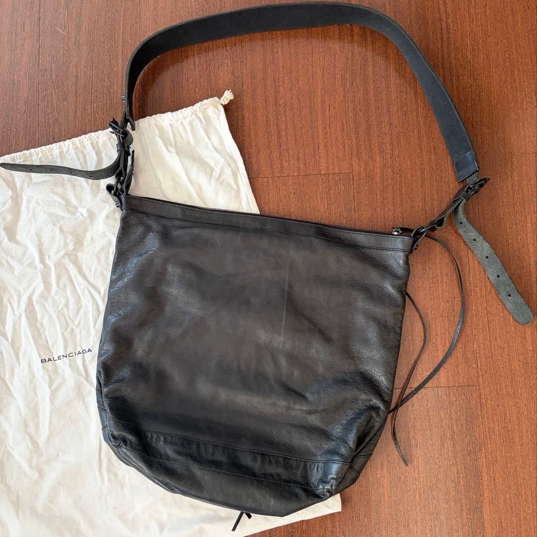 BALENCIAGA THE MENS DAY レザー ショルダーバッグ