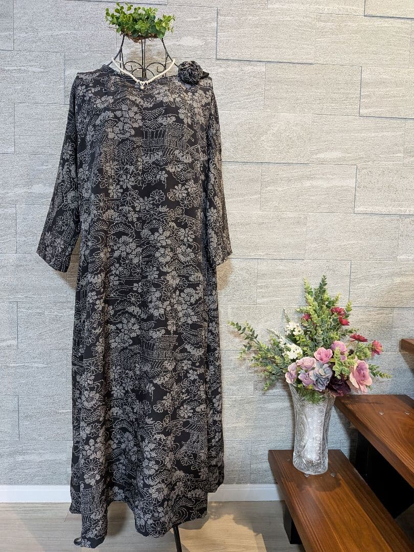 A262着物リメイク黒地正絹小紋Aラインワンピース★リボン・ブローチ