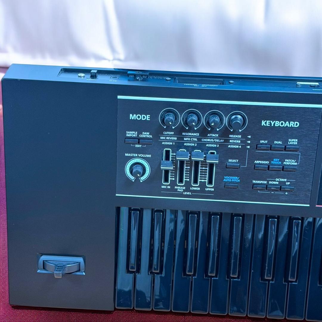 美品 希少限定カラー ローランド JUNO-DS61B 61鍵盤 シンセサイザー