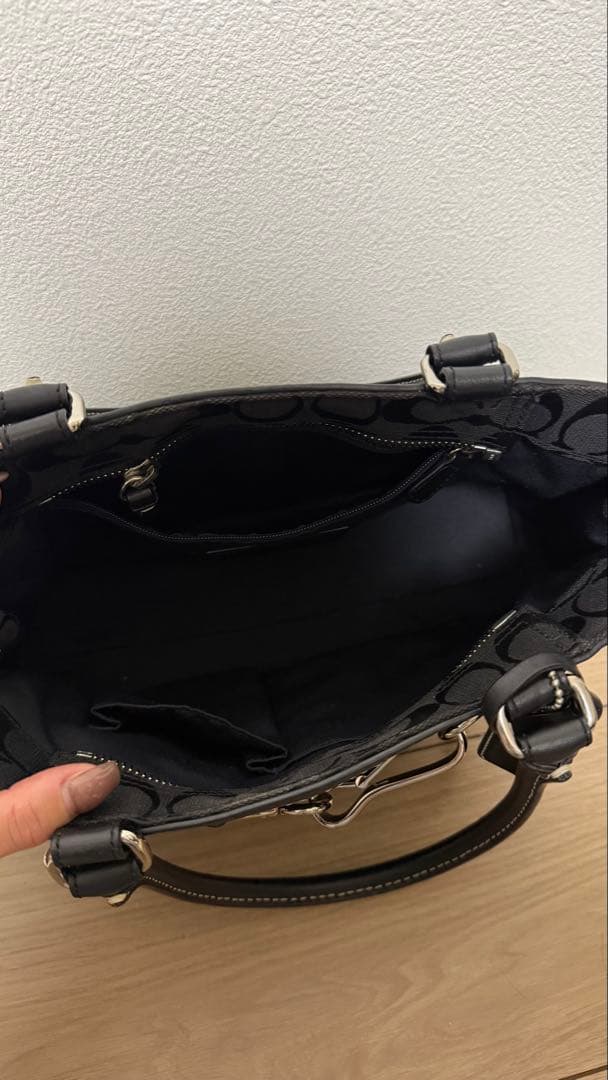 Coach ブラック ロゴ柄 ハンドバッグ