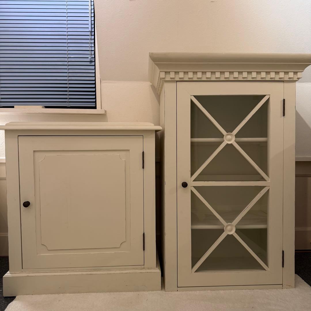 近隣無料配送！ホワイト ガラス扉付きキャビネット セット