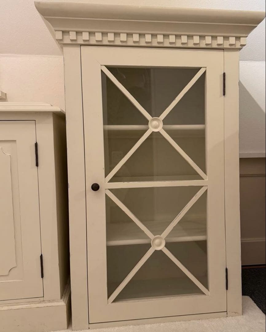 近隣無料配送！ホワイト ガラス扉付きキャビネット セット