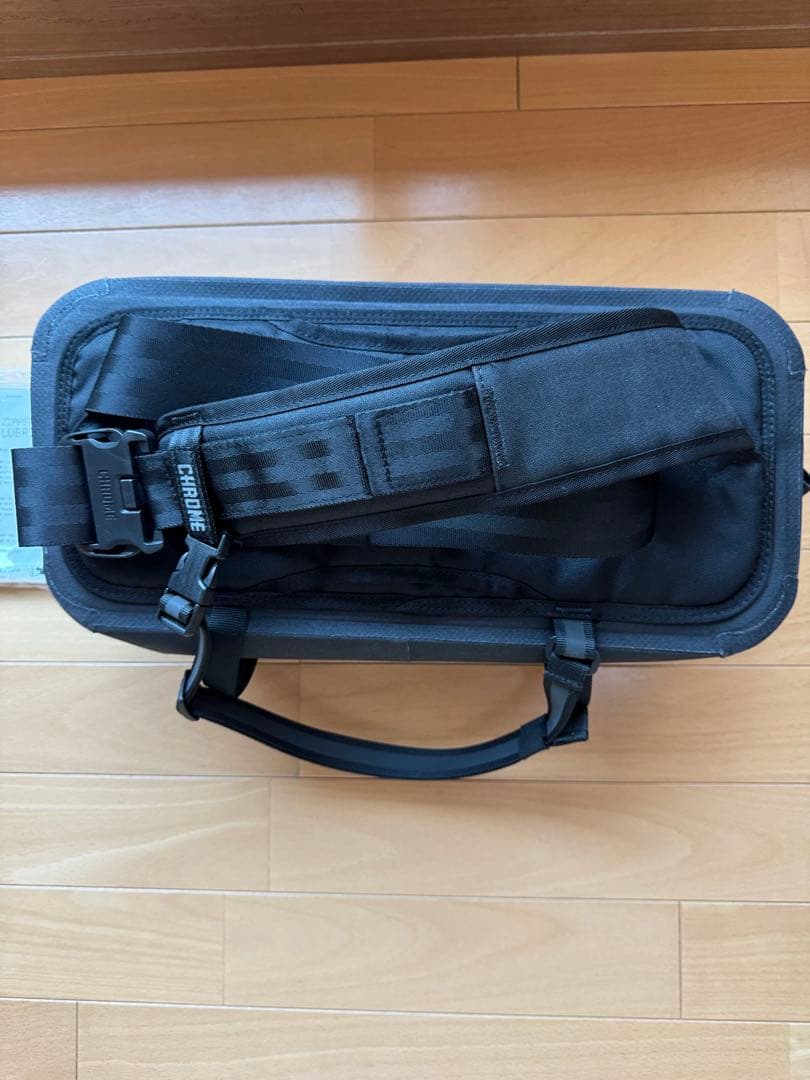 CHROME カデット ウォータープルーフ8L　スリングバッグ