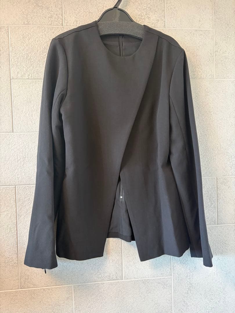 real レジル トップス 黒 袖ファスナー付き ケープ状新品未使用 ヤマダヤ