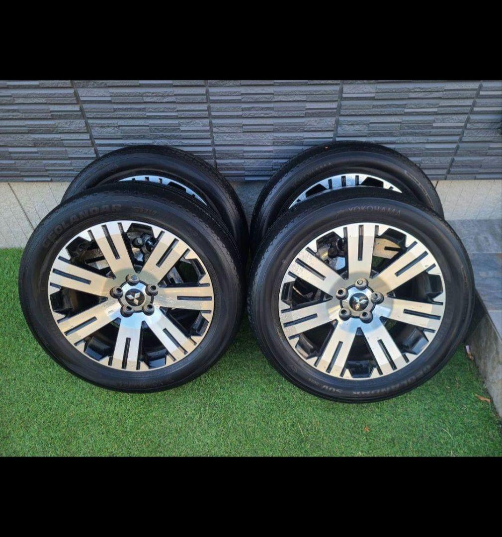 デリカ　D5　純正タイヤホイールセット　4本　ナット付き