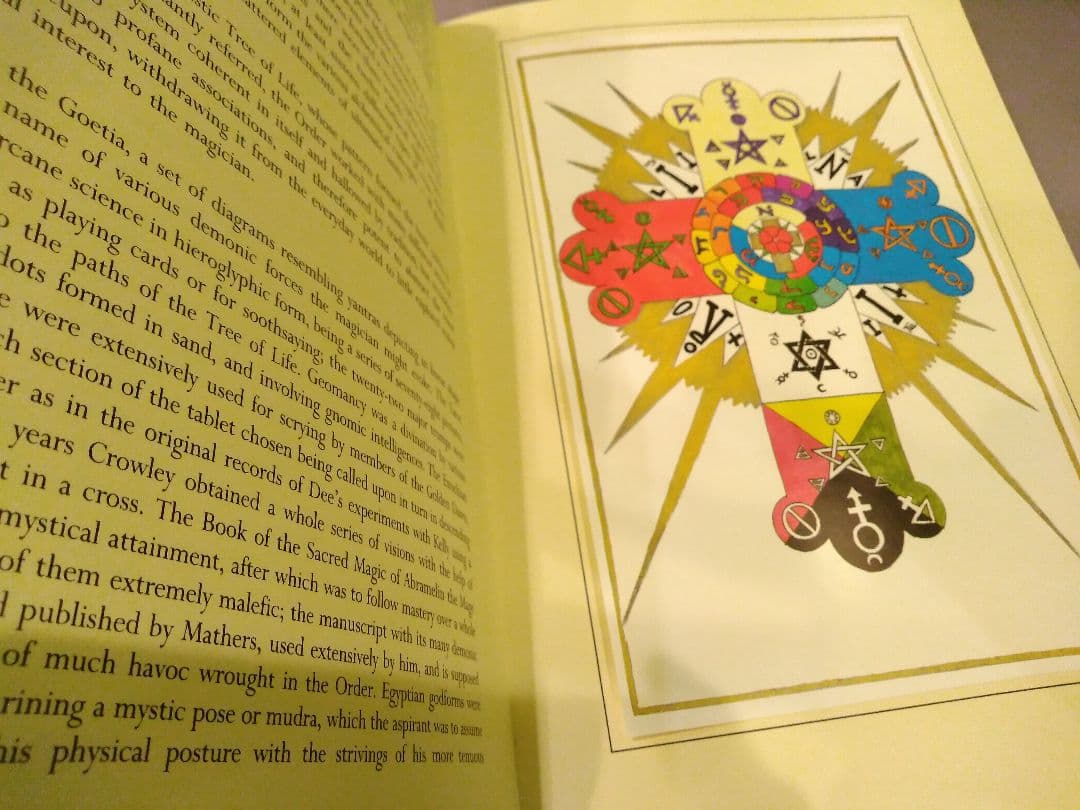 HIDDEN LORE 貴重限定本ナンバー入り