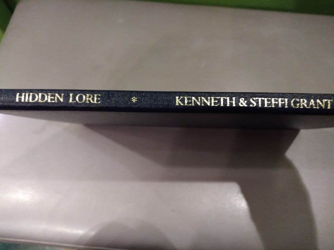 HIDDEN LORE 貴重限定本ナンバー入り