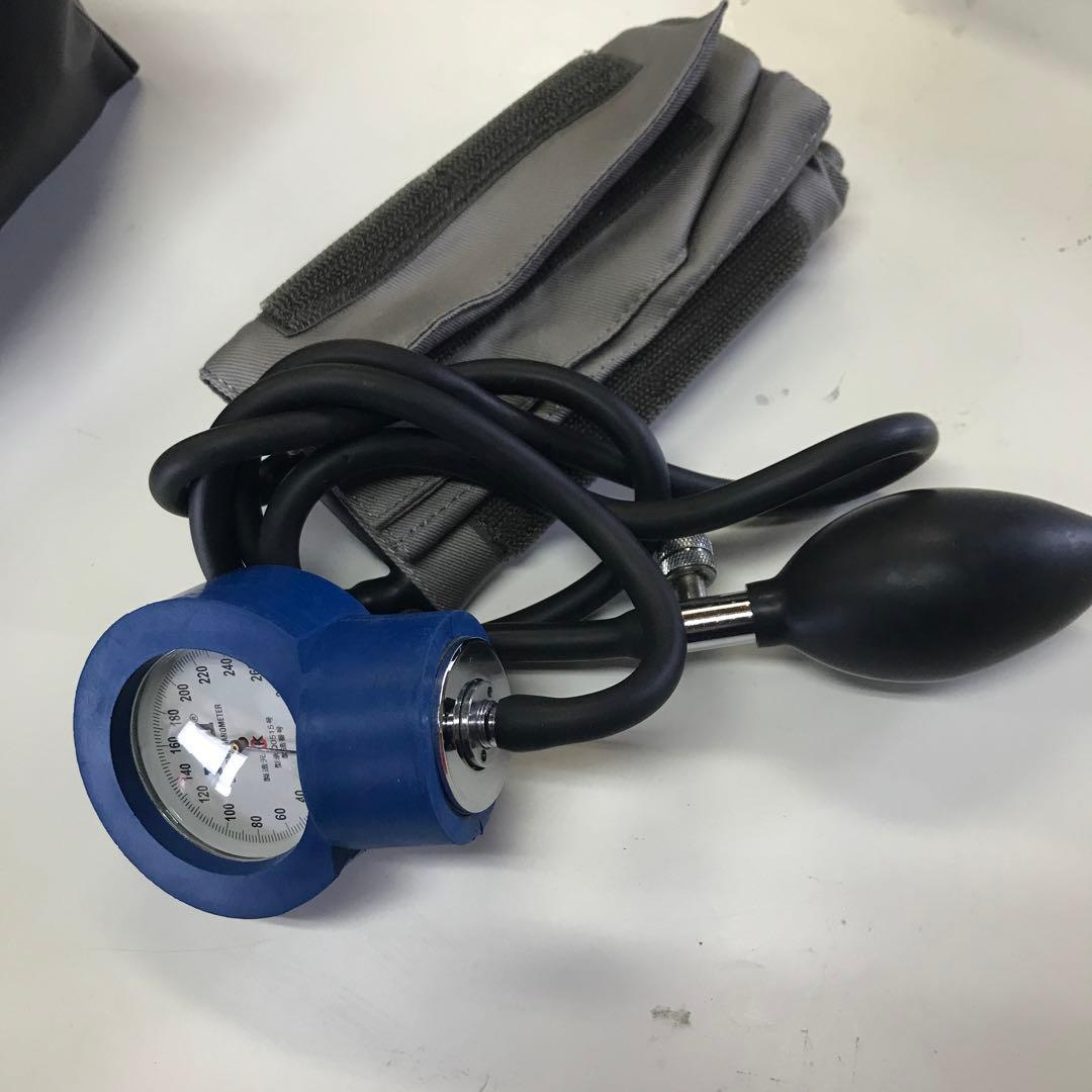 手動式アナログ血圧計 青