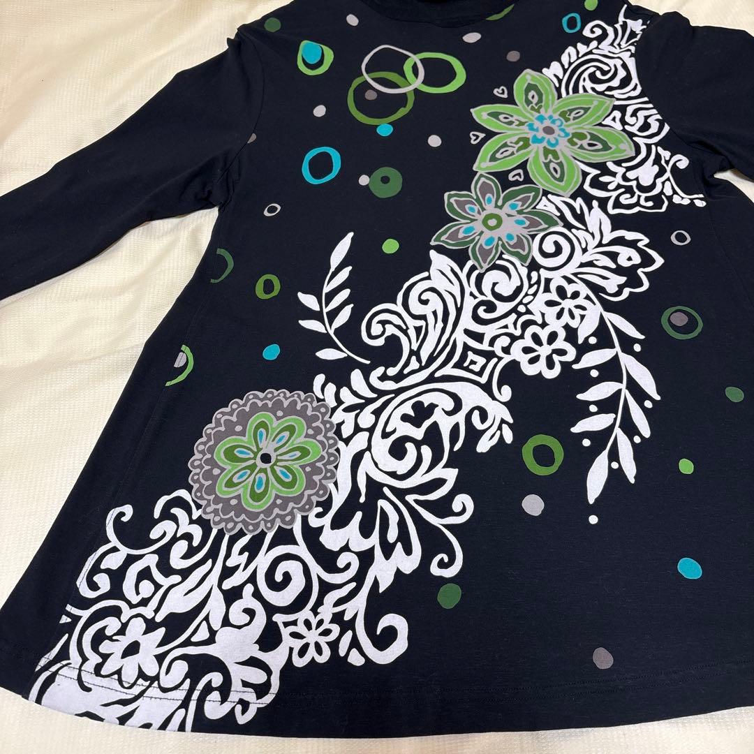 『美品』⭐️トクコプルミエヴォル⭐️黒地にシースルーハイネック素敵な花柄チュニック❣️