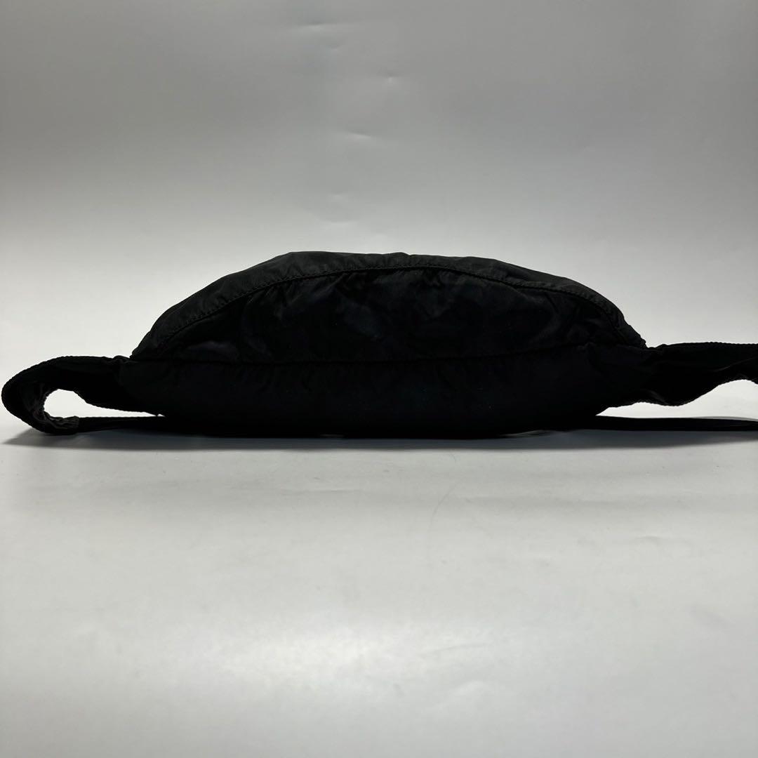 i81【極美品】プラダ　三角ロゴ　ナイロンブラック　ウエストポーチボディバッグ