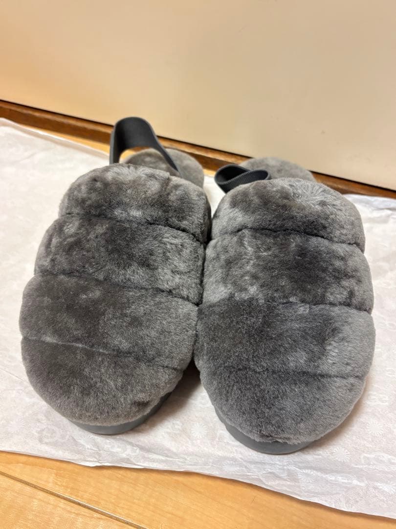 UGG 新品ファーサンダル　グレー