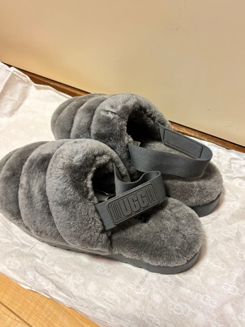 UGG 新品ファーサンダル　グレー