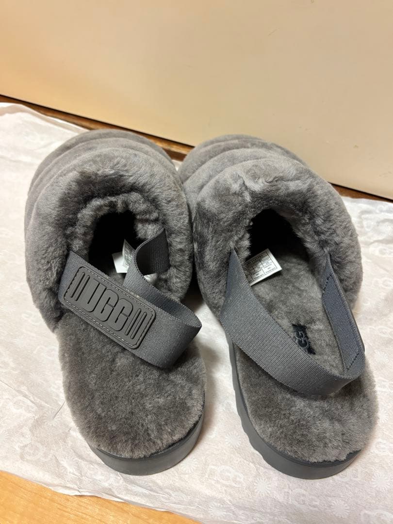UGG 新品ファーサンダル　グレー