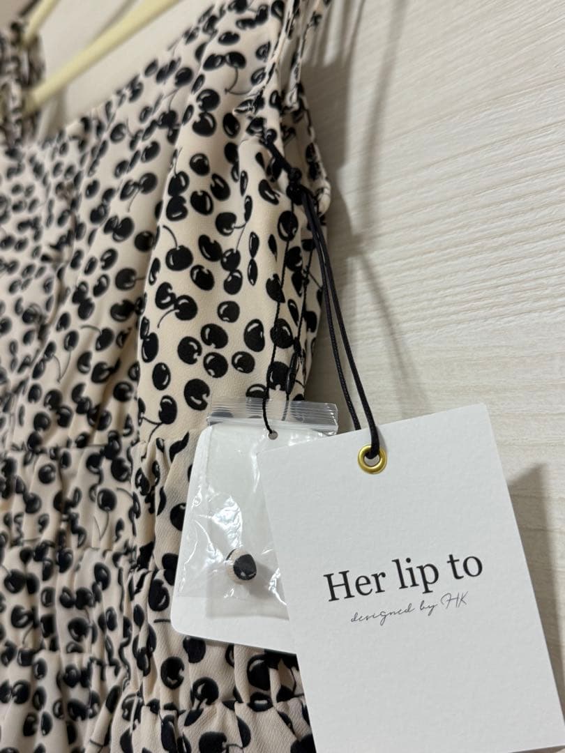 Her lip to＊Cherry Pattern Strap Top