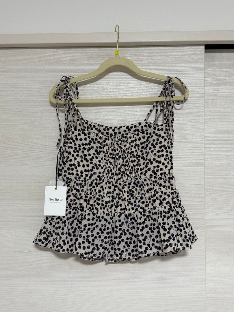 Her lip to＊Cherry Pattern Strap Top