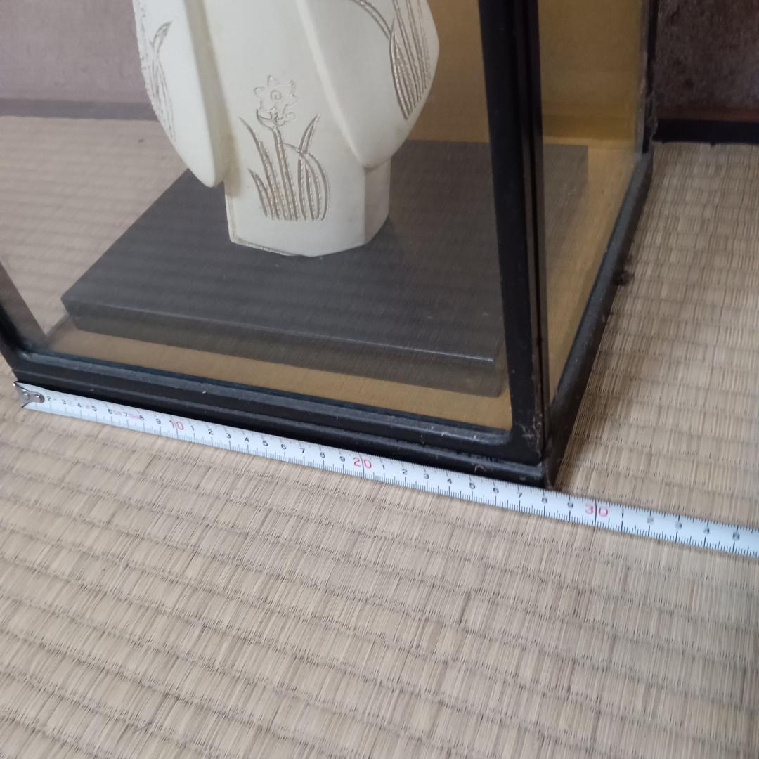 白い陶器製人形