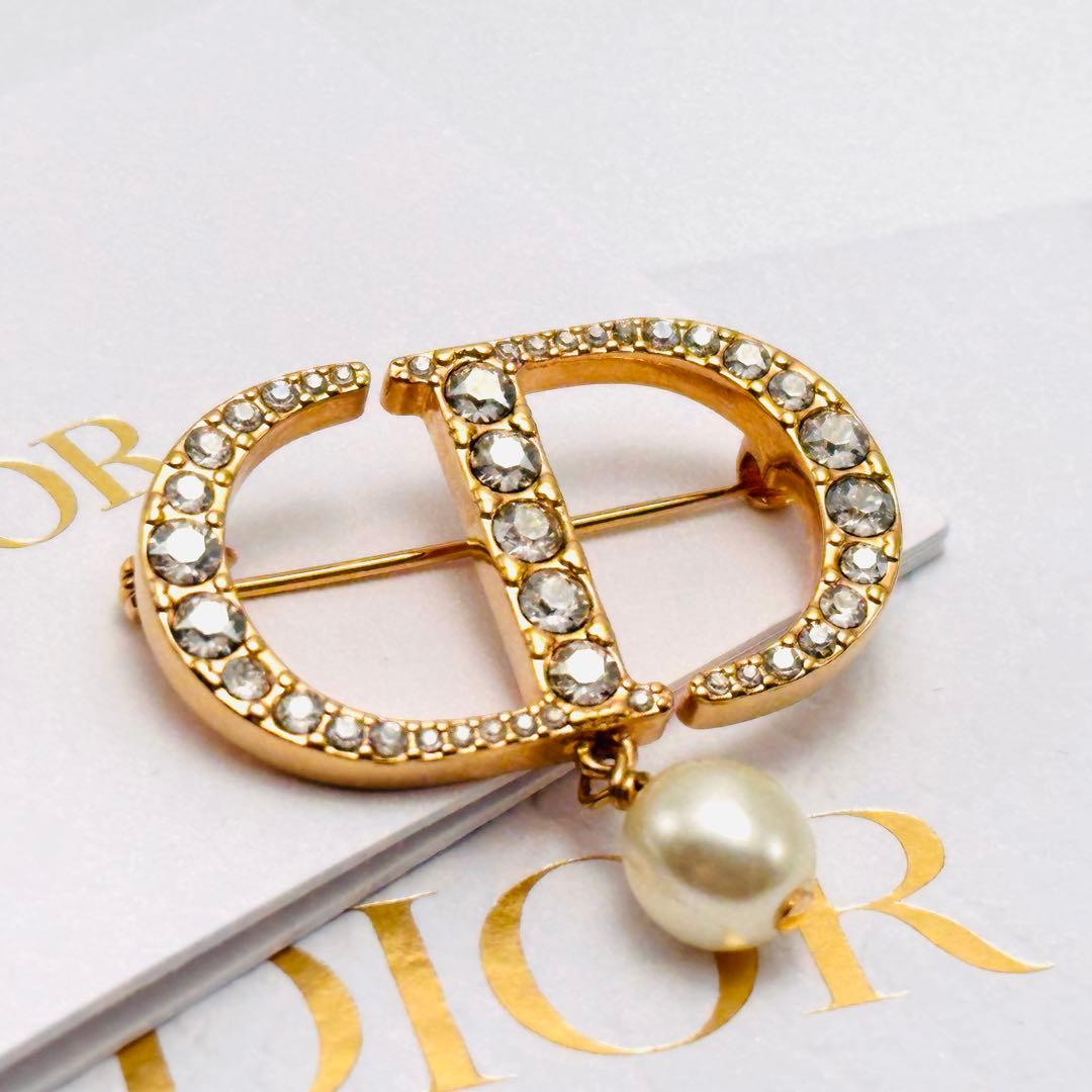 DIOR プチCD ブローチ　ラインストーン　ロゴ　ゴールドカラー　レジンパール