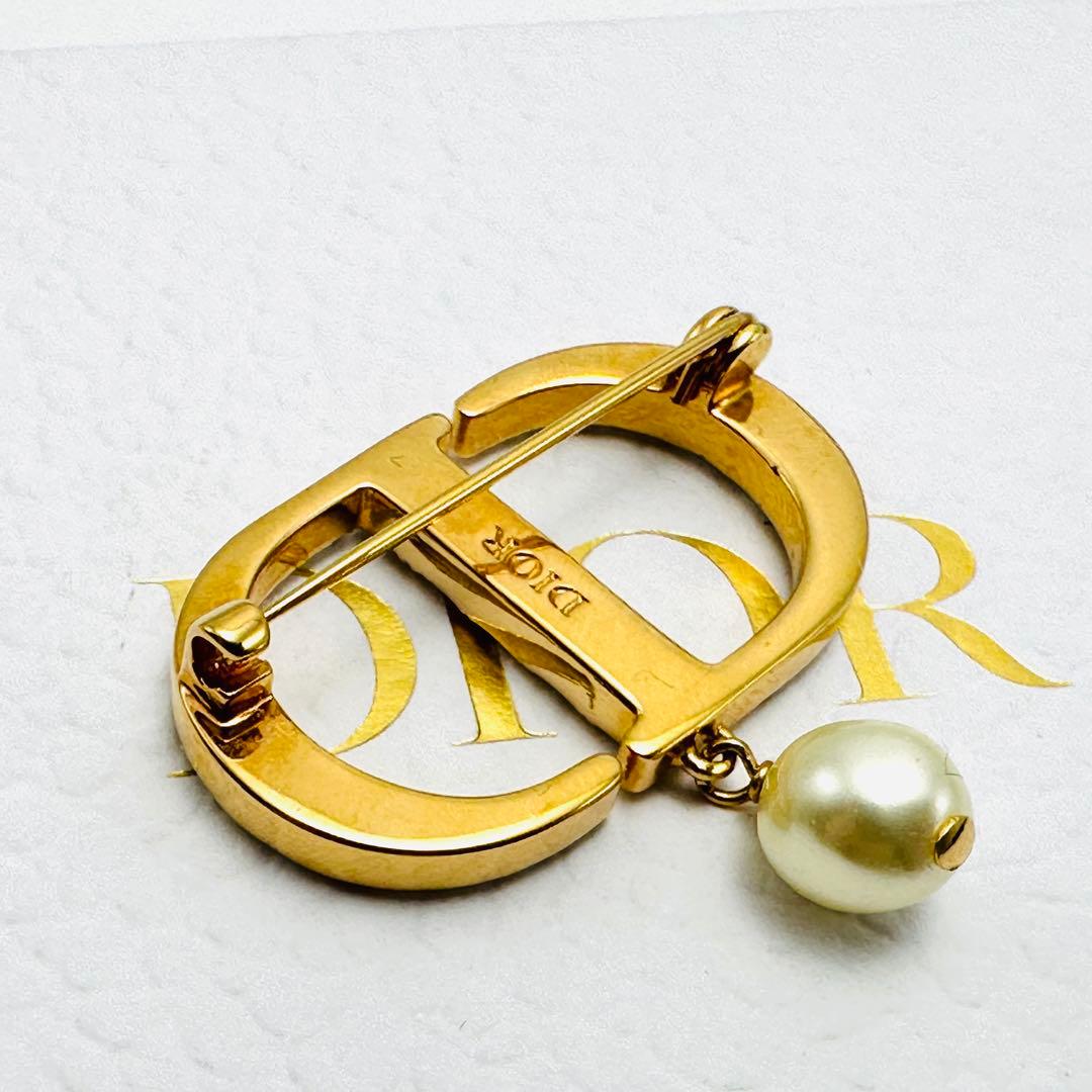DIOR プチCD ブローチ　ラインストーン　ロゴ　ゴールドカラー　レジンパール