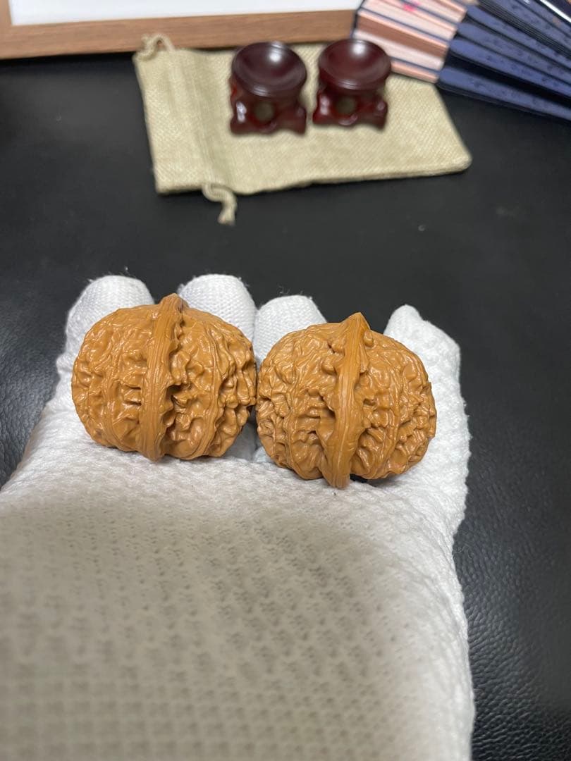 ご依頼No.338 遊ぶクルミ文玩核桃精配三角白狮子头核桃 文玩袋 セット