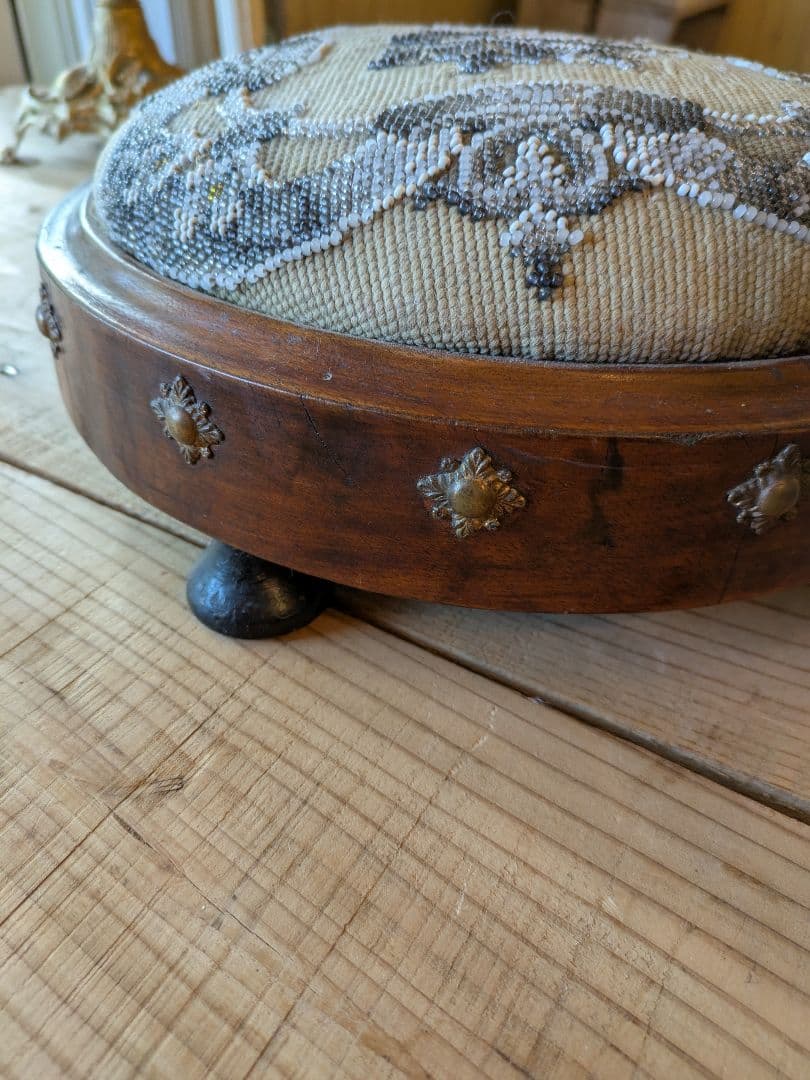 ビーズ刺繍フットレスト