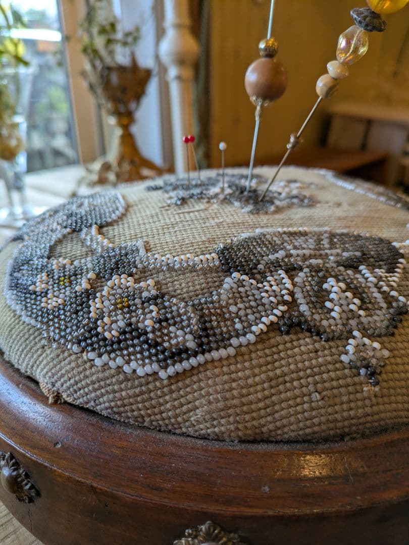 ビーズ刺繍フットレスト