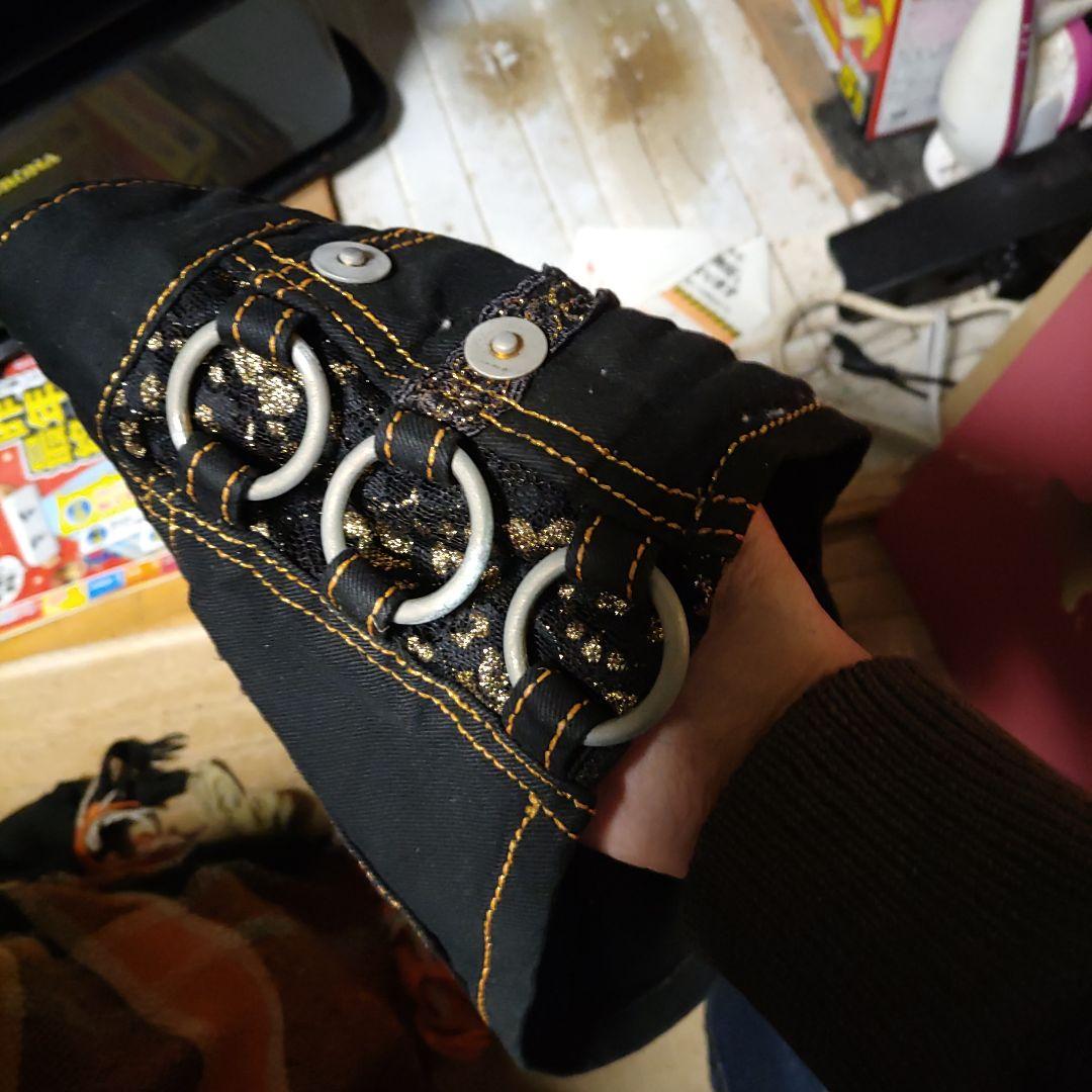 装飾付き黒ショートパンツ