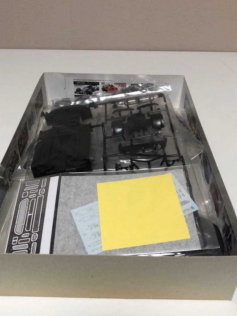 タミヤ 1/24スポーツカーシリーズ　アストンマーティンDBS プラモデル