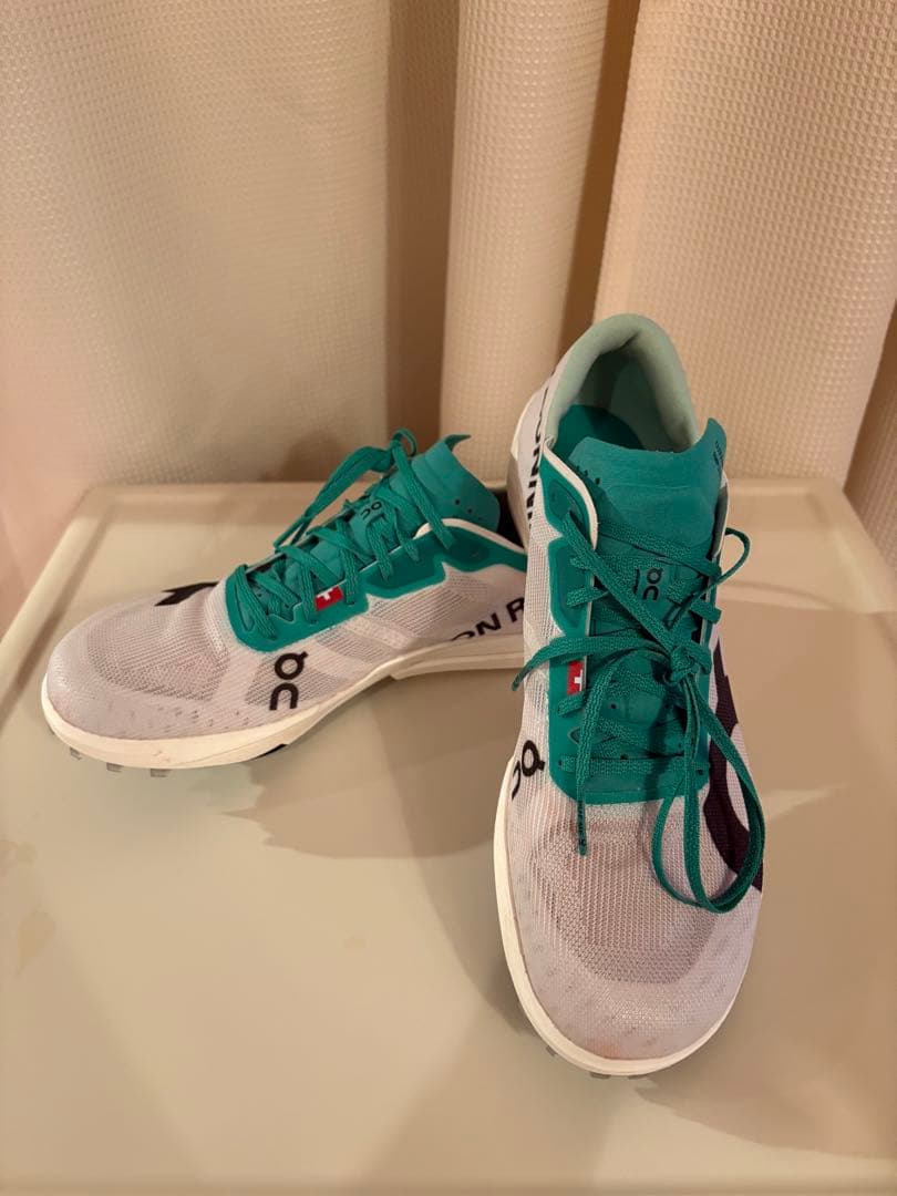 年末セール！　On クラウドスパイク　アンプリウス2 25.5