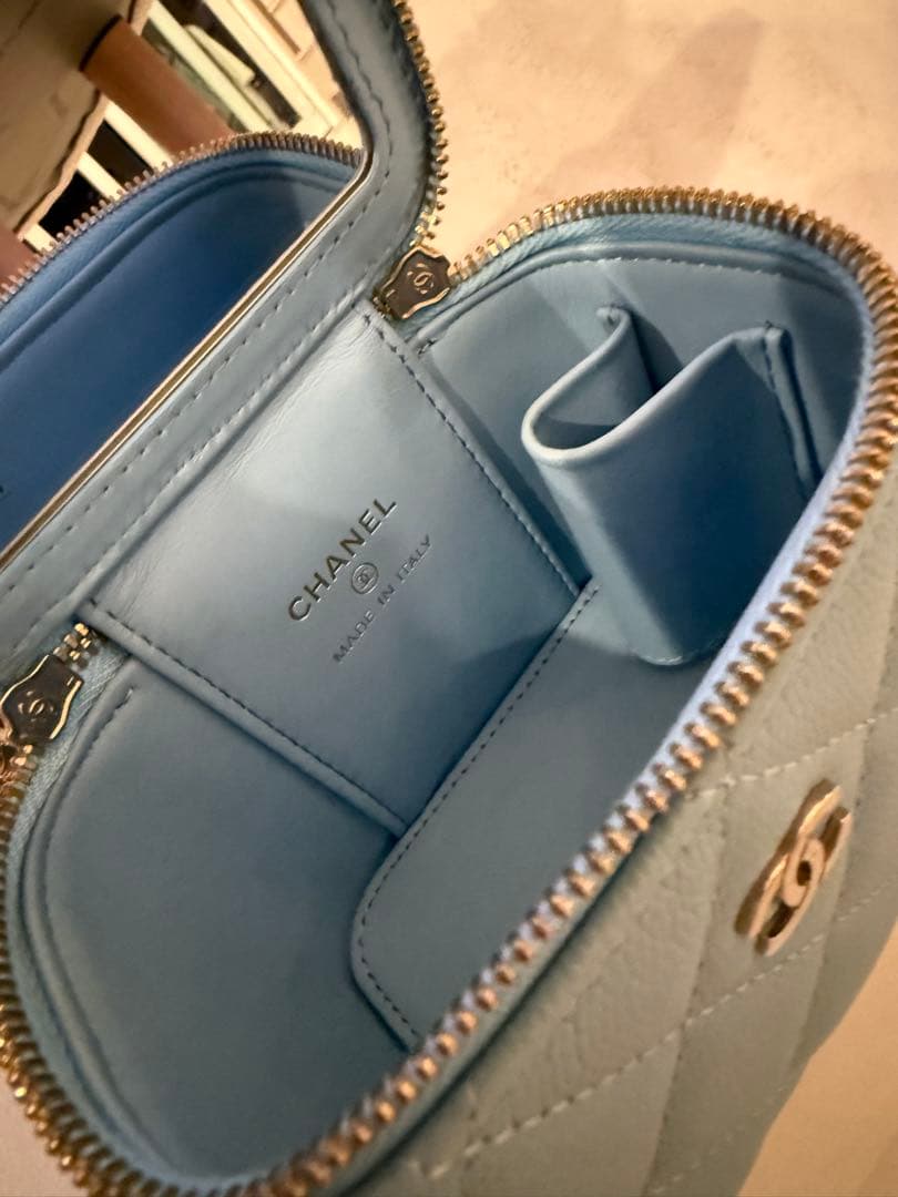CHANEL ライトブルー ミニバニティーバッグ