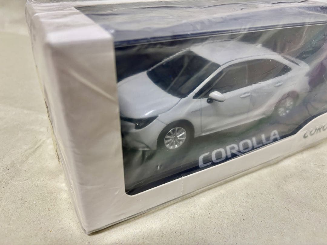 カローラ　ミニカー　ホワイトパールクリスタルシャイン　ケース付未開封