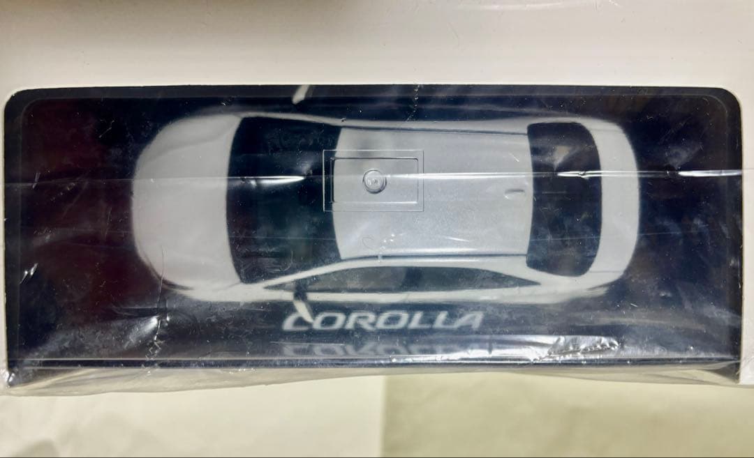 カローラ　ミニカー　ホワイトパールクリスタルシャイン　ケース付未開封