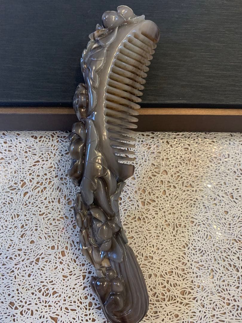 Y-148 高級　希少　極上品　天然白水牛角　手彫り　蓮と鯉　櫛　くし