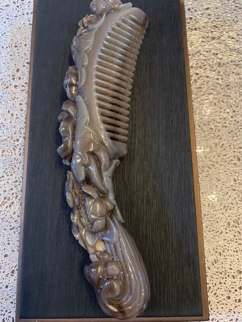 Y-148 高級　希少　極上品　天然白水牛角　手彫り　蓮と鯉　櫛　くし