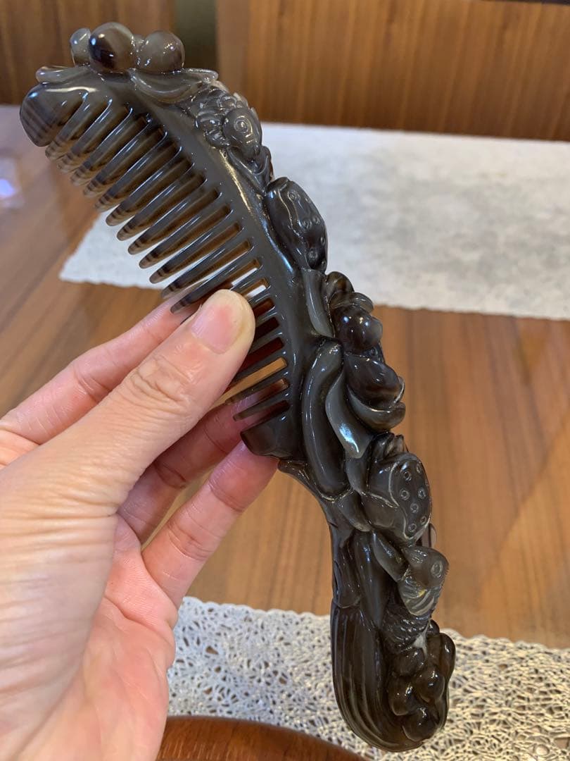 Y-148 高級　希少　極上品　天然白水牛角　手彫り　蓮と鯉　櫛　くし