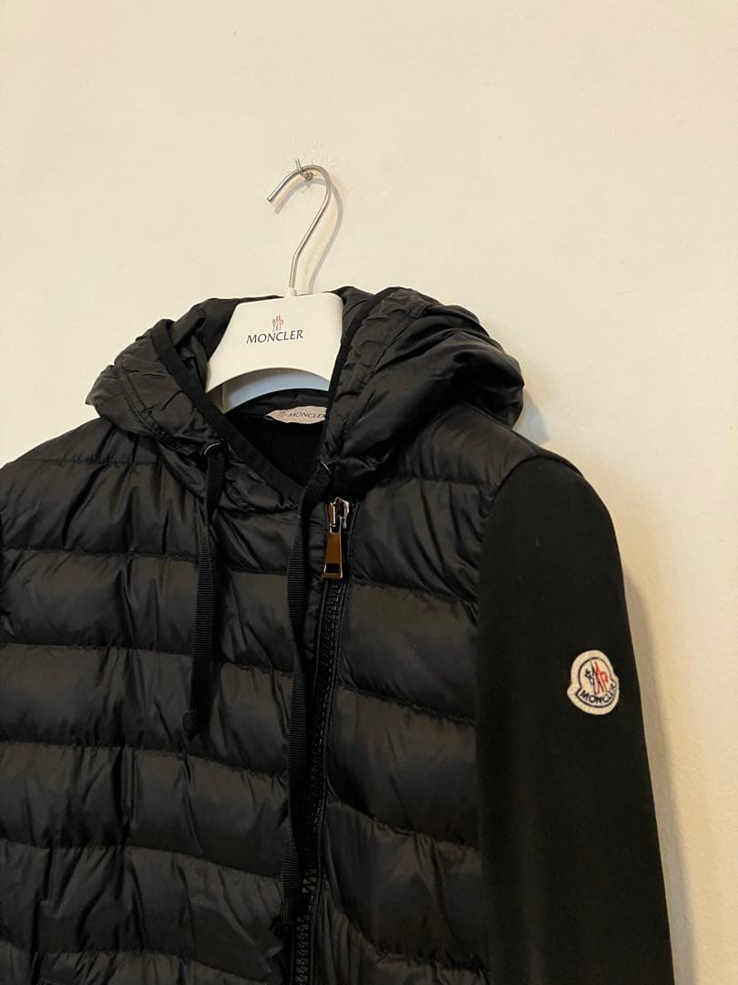 Moncler モンクレール　ダウンとコンビのパーカー　斜めジップ