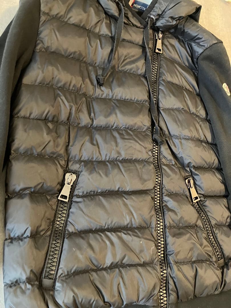 Moncler モンクレール　ダウンとコンビのパーカー　斜めジップ