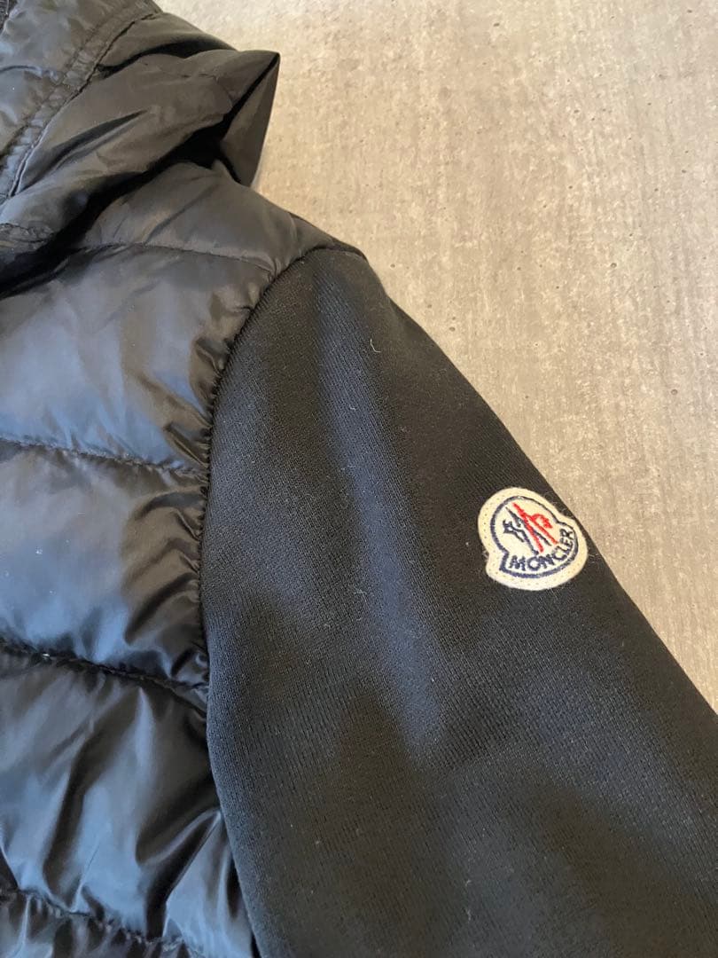 Moncler モンクレール　ダウンとコンビのパーカー　斜めジップ