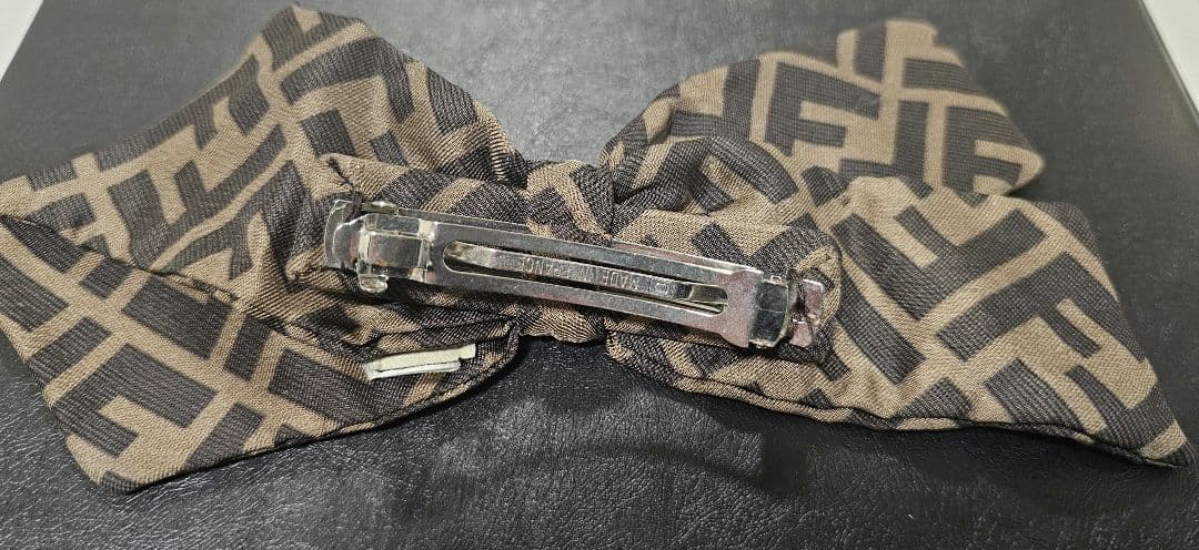 FFロゴリボンヘアアクセサリー　FENDI