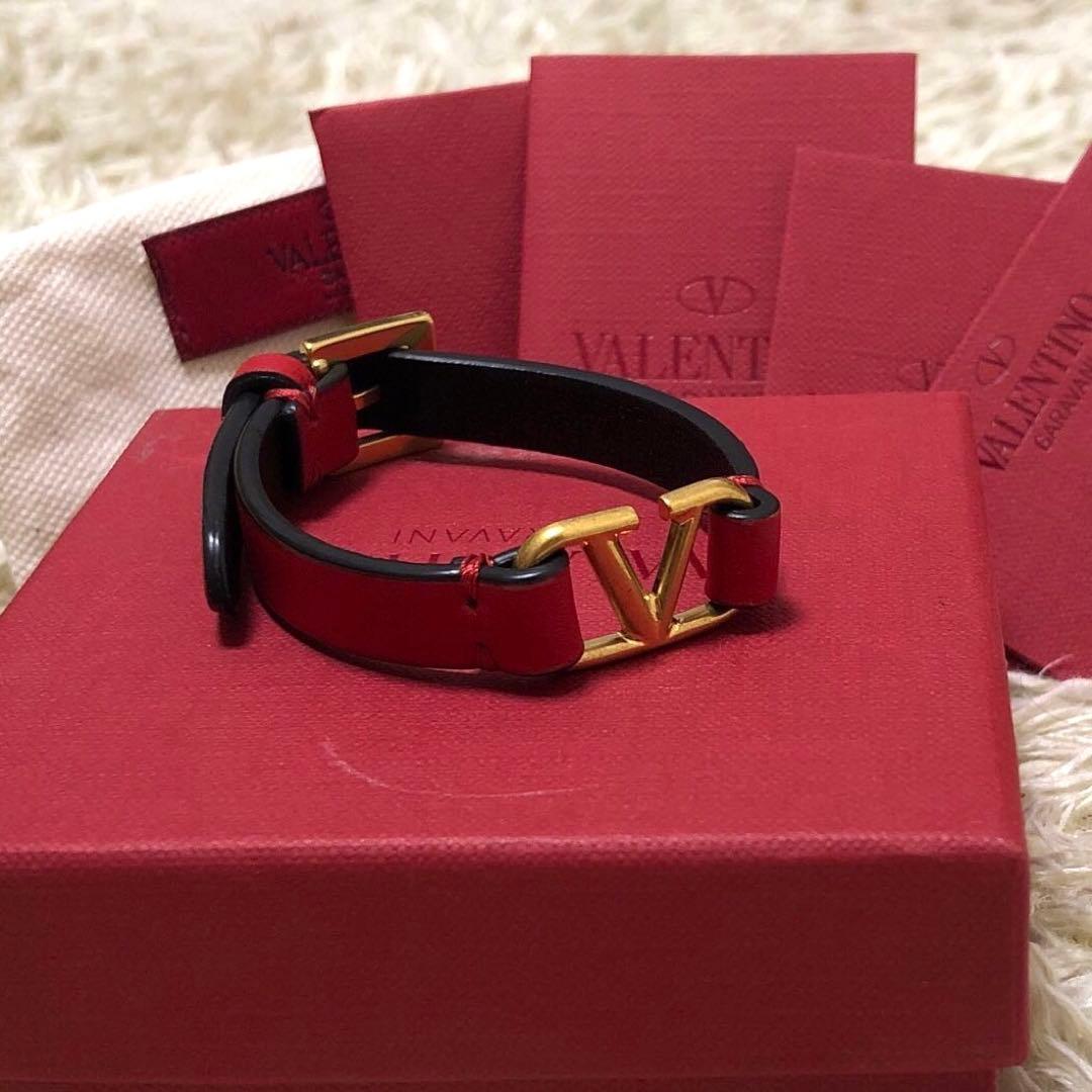 未使用級✨ヴァレンティノ　Vロゴ レザーバングル　ブレスレット レッド