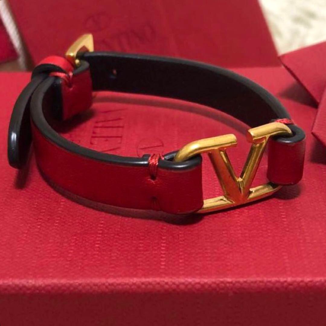 未使用級✨ヴァレンティノ　Vロゴ レザーバングル　ブレスレット レッド