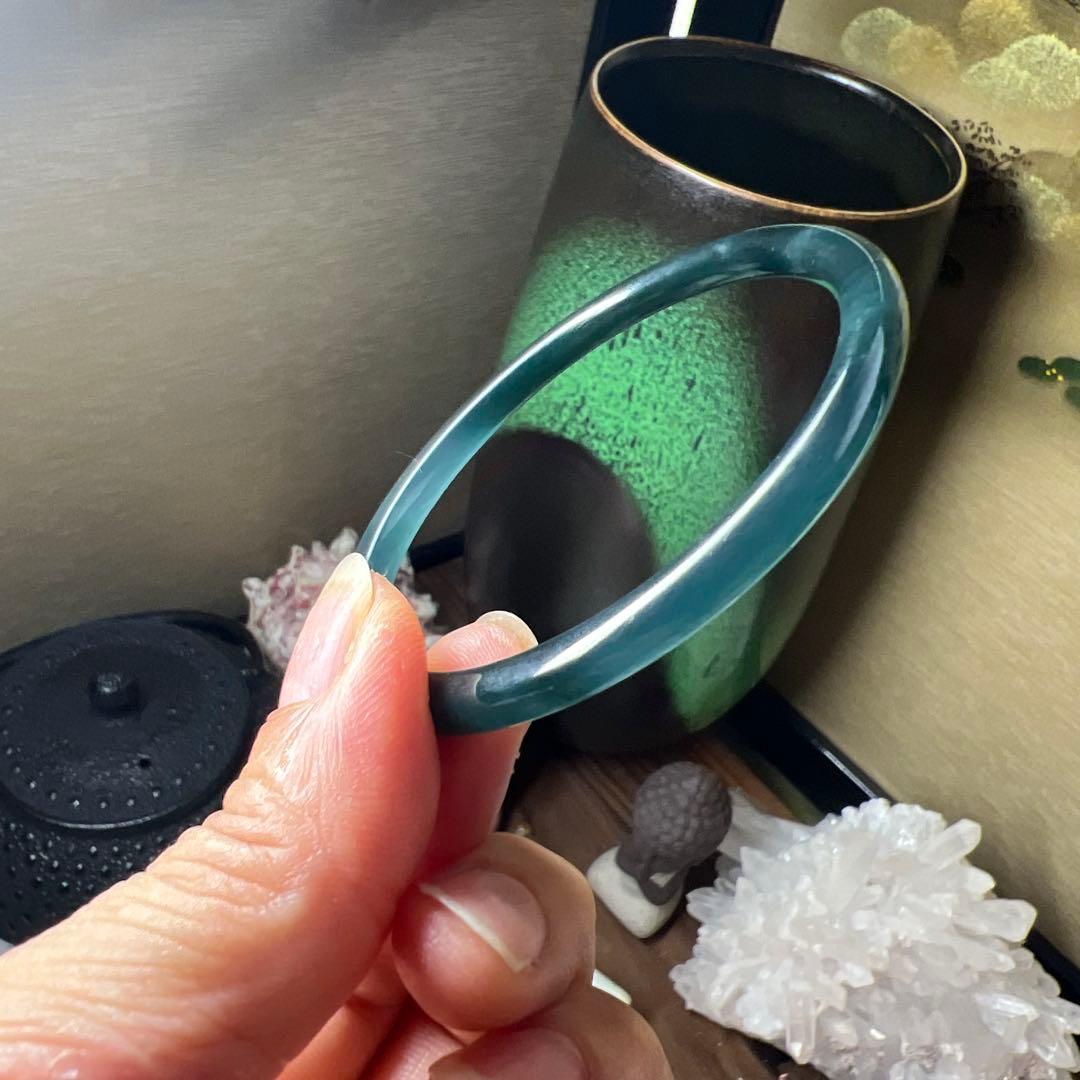 本翡翠、ネイビー、幽緑細身バングル　〜58.5